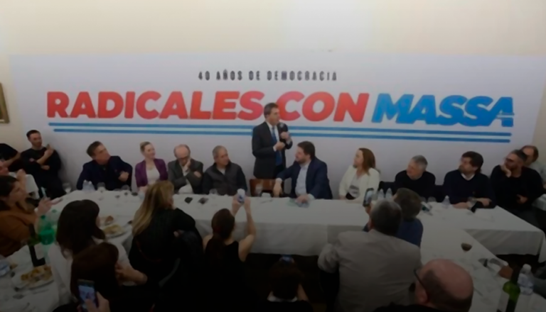 Lee más sobre el artículo De la mano de Alfonsín