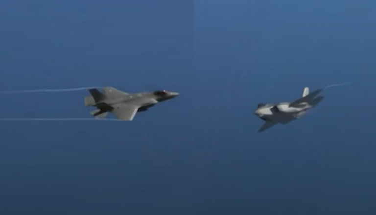 Lee más sobre el artículo Chile acelera su modernización militar y realiza por primera vez una carga de combustible en vuelo con cazas de última generación