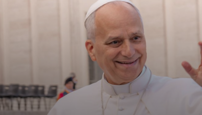 Lee más sobre el artículo Trump carga contra León XIV y el Papa responde: “Si quieren criticarme, háganlo con la verdad”