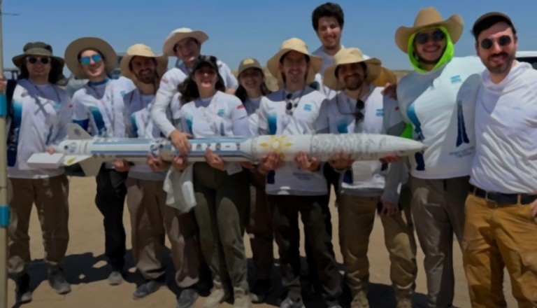 Lee más sobre el artículo Estudiantes argentinos crearon un cohete supersónico y ganaron la competencia mundial en Estados Unidos